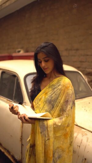 Sakshi Vaidya Instagram - adrift in Mumbai’s history, wrapped in timeless elegance🕊️
.
.
.
Shot and edited by - @samirshaikh.visuals