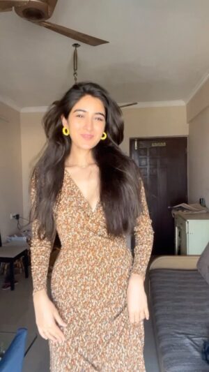 Sakshi Vaidya Instagram - got ready for a Christmas party on a Friday night!🥹
Also, this song is on loop lately!
Which one you’ve been listening to? 
.
.
.
.
.
.
#reels #reelsinstagram #explorepage✨ #qala