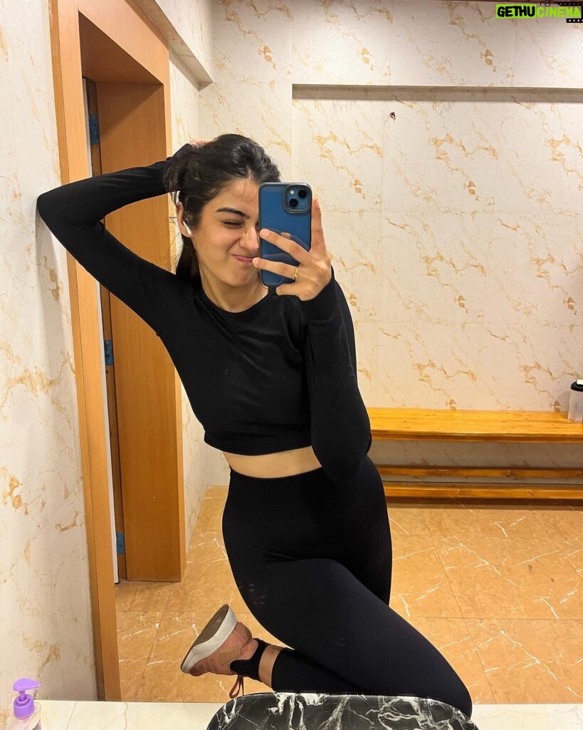 Sakshi Vaidya Instagram - Alexa, do my cardio sesh for me 🥱