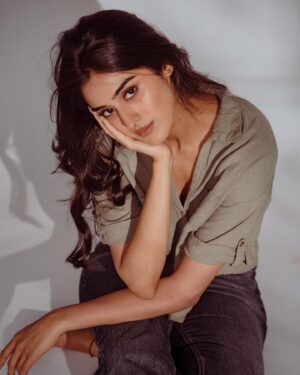 Sakshi Vaidya Instagram - sending my smiles through the lens 🥰 
.
.
.
.
Shot by- @puchi.photography