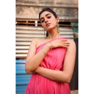 Sakshi Vaidya Instagram - pink and all.. 💖
#AgentOn28thApril
.
.
.

Styled by - @ashwin_ash1 & @hassankhan_3
Asst by - @stylebyannapurna
Outfit - @forevernew_india
Jewelry- @thetrinkaholic
Shot by - @pranav.foto 
Hair- @venkymakeupstudio