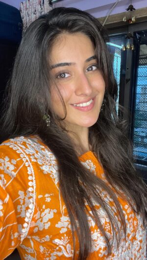 Sakshi Vaidya Instagram - Nahi nahi, paisa mat de .. *snatches it from his hands* 💀 
Outfit- @shuddhi_scs 
Earrings- @niaoxidised 
.

.
.
.
.
.
.
#foryou #reelsinstagram #rakshabandhan #explorepage