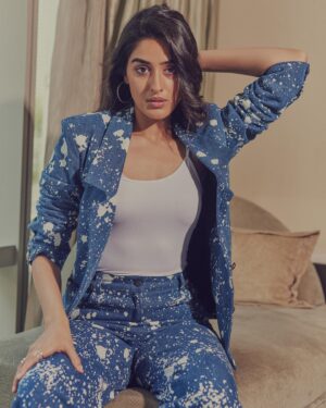 Sakshi Vaidya Instagram - couldn’t choose one, so posting them all ! 💁🏻‍♀️
Credits- 

Styled by - @ashwin_ash1 & @hassankhan_3
Style team - @stylebyannapurna
Outfit - @mellowdrama_official @elevate_promotions
Jewelry- @kushalsfashionjewellery
Shot by - @arifminhaz