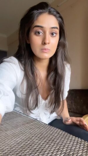 Sakshi Vaidya Instagram - a good way to avoid ‘love storiyan’ no? 🤔🤭
..
.
.
.
.
.
.
#reels #reelsinstagram #kumkumala #kesariya #foryou #explorepage
