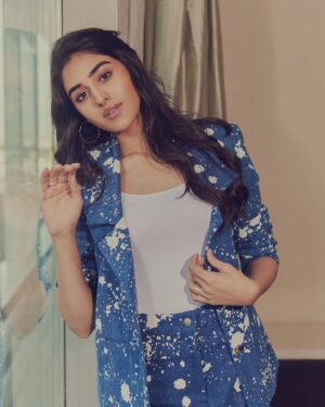 Sakshi Vaidya Instagram - couldn’t choose one, so posting them all ! 💁🏻‍♀️
Credits- 

Styled by - @ashwin_ash1 & @hassankhan_3
Style team - @stylebyannapurna
Outfit - @mellowdrama_official @elevate_promotions
Jewelry- @kushalsfashionjewellery
Shot by - @arifminhaz