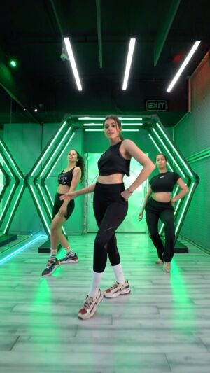 Sakshi Vaidya Instagram - BTS of our #gonegirl 
Thanks @piyush_bhagat @shaziasamji ❤️ 
Dancers- @chaosinherveins @nandika_diwedi 
.
.
.
@badboyshah 👑
