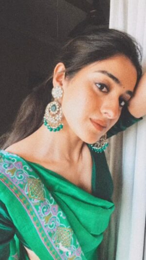 Sakshi Vaidya Instagram - A saree moment 💚🍃