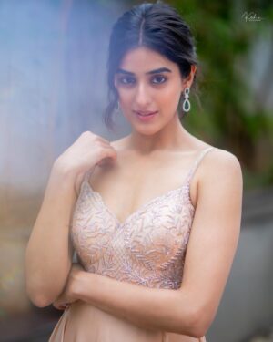 Sakshi Vaidya Instagram - A breezy moment 🌬️
.
.
.
.
.
Styled by- @ashwin_ash1 @hassankhan_3 
Assisted by- @stylebyannapurna 
Outfit- @varunchakkilam 
Jewellery- @thetrinkaholic 
Photographed by- @they_call_me_keshu