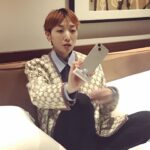 Sakura Ando Instagram - 🌷🦊映画怪物完成披露舞台挨拶が終わってホッとうかれている、わし。 6月2日公開です🦊🌷 @kaibutsumovie @megumiyoshida_ @tomoe___nakayama @gucci
