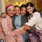 Salma Abu Deif Instagram - خلف الكواليس مع شيماء و نسمة و أمال و سحور و علي و حمادة و ماما حمدية و أم أحمد و مخرجتنا ياسمين أحمد كامل🫶🏻#أعلي_نسبة_مشاهدة Shots: @engyelshazley Production: @eproducers_productions Director: @yasmine.ahmed.kamel DOP: @youssef.baroud Stylist: @kazzam1963
