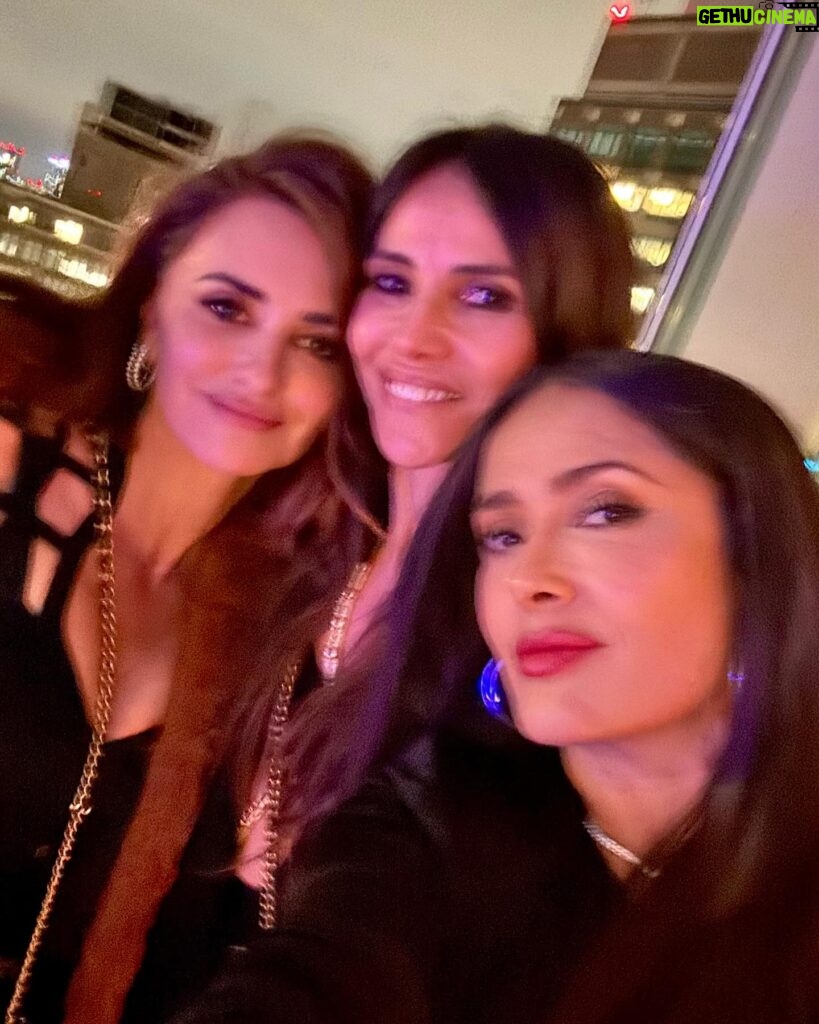 Salma Hayek Pinault Instagram - Happy Birthday Penelope 🎂 Thank you God for sending to Earth a special number of years ago an angel. All of us whose crossed paths with her know that she’s made our life crazy, exciting, meaningful, inspiring and taught us the meaning of solidarity and loyalty with so much love. Thank you, to you Penelope, for the little angels that you’ve mothered into this world. You are an extraordinary woman, and every year even more. ❤.@penelopecruzoficial ¡Feliz cumpleaños Penélope 🎂! Gracias Dios por enviar a la Tierra hace un número especial de años a un ángel. Todos nosotros que hemos cruzado caminos con ella sabemos que ha hecho nuestras vidas locas, emocionantes, significativas, inspiradoras y nos ha enseñado el significado de la solidaridad y la lealtad con tanto amor. Gracias a ti, Penélope, por los pequeños ángeles que has traído a este mundo. Eres una mujer extraordinaria, y cada año aún más. #penelopecruz 📷:jeffkravitz @ron_galella @jeffvespa