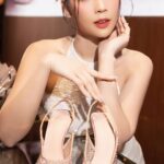 Sam Instagram - 👠 Những đôi giày @lesilla huyền thoại từ Italy mà tui mê đắm đã có mặt tại Việt Nam rùi. 🥳 Mỗi đôi giày là 1 tác phẩm nghệ thuật được làm thủ công tinh xảo và đính từng viên đá pha lê tuyệt đẹp😍 Ướm đôi giày trên chân tui cảm nhận như hoá thân thành nàng công chúa vậy😝😝 hihi Cảm ơn @maisonlifestyle.vn & @erikdavis91 đã mời Sam đến chiêm ngưỡng những bé giày lung linh này nha. Tui mê quá 😝 #Lesilla #Lesillavietnam #maisonlifestyle 👗 @_lethanhhoa_ 💁🏻‍♂️ @bibo_stylist_ 👠 Le Silla 💄 @huybui0268 💆🏻‍♀️ @biellizz_hair 📸 Pham Anh Khoa