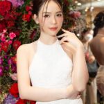 Sam Instagram - 👠 Những đôi giày @lesilla huyền thoại từ Italy mà tui mê đắm đã có mặt tại Việt Nam rùi. 🥳 Mỗi đôi giày là 1 tác phẩm nghệ thuật được làm thủ công tinh xảo và đính từng viên đá pha lê tuyệt đẹp😍 Ướm đôi giày trên chân tui cảm nhận như hoá thân thành nàng công chúa vậy😝😝 hihi Cảm ơn @maisonlifestyle.vn & @erikdavis91 đã mời Sam đến chiêm ngưỡng những bé giày lung linh này nha. Tui mê quá 😝 #Lesilla #Lesillavietnam #maisonlifestyle 👗 @_lethanhhoa_ 💁🏻‍♂️ @bibo_stylist_ 👠 Le Silla 💄 @huybui0268 💆🏻‍♀️ @biellizz_hair 📸 Pham Anh Khoa