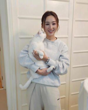 Samantha Ko Instagram - .
好耐無食過住家飯😋
貓貓都大個咗好多🐈🐈

#sammko