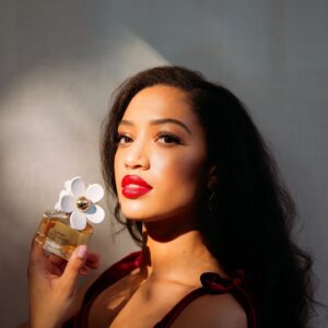 Samantha Logan Instagram - The re(marc)able #mjdaisy is ✨heaven in a bottle✨ and the perfect gift to give this holiday season!
To spread the love @marcjacobsfragrances is doing a giveaway where I will be picking two winners to receive two bottles of Daisy. One for you and a loved one ❤️

To enter:
All you have to do is like this post, tag a friend you’d like to gift #mjdaisy and follow @marcjacobsfragrances
Deadline to enter is Dec. 20th
*Must be 18  and live in the US @macys #ad
