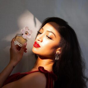 Samantha Logan Instagram - The re(marc)able #mjdaisy is ✨heaven in a bottle✨ and the perfect gift to give this holiday season!
To spread the love @marcjacobsfragrances is doing a giveaway where I will be picking two winners to receive two bottles of Daisy. One for you and a loved one ❤️

To enter:
All you have to do is like this post, tag a friend you’d like to gift #mjdaisy and follow @marcjacobsfragrances
Deadline to enter is Dec. 20th
*Must be 18  and live in the US @macys #ad