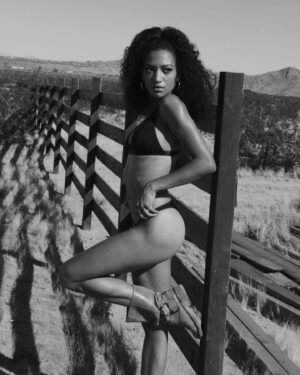 Samantha Logan Instagram - 🖤🖤🖤