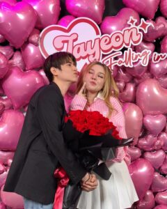 Samantha Melanie Coates Instagram - #JayeonXSailubPon 💗 งานเมื่อวานอบอวบไปด้วยมวลความรัก เลยแกล้งๆรักกับเพื่อนหน่อย รักกันปีละหนพอ รอเทศกาล😝