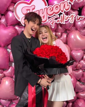 Samantha Melanie Coates Instagram - #JayeonXSailubPon 💗
งานเมื่อวานอบอวบไปด้วยมวลความรัก เลยแกล้งๆรักกับเพื่อนหน่อย รักกันปีละหนพอ รอเทศกาล😝