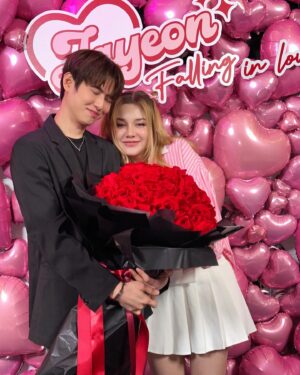 Samantha Melanie Coates Instagram - #JayeonXSailubPon 💗
งานเมื่อวานอบอวบไปด้วยมวลความรัก เลยแกล้งๆรักกับเพื่อนหน่อย รักกันปีละหนพอ รอเทศกาล😝