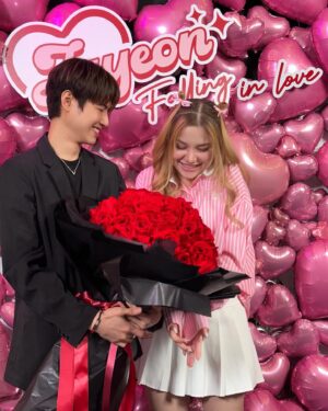 Samantha Melanie Coates Instagram - #JayeonXSailubPon 💗
งานเมื่อวานอบอวบไปด้วยมวลความรัก เลยแกล้งๆรักกับเพื่อนหน่อย รักกันปีละหนพอ รอเทศกาล😝