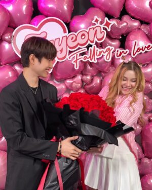 Samantha Melanie Coates Instagram - #JayeonXSailubPon 💗
งานเมื่อวานอบอวบไปด้วยมวลความรัก เลยแกล้งๆรักกับเพื่อนหน่อย รักกันปีละหนพอ รอเทศกาล😝
