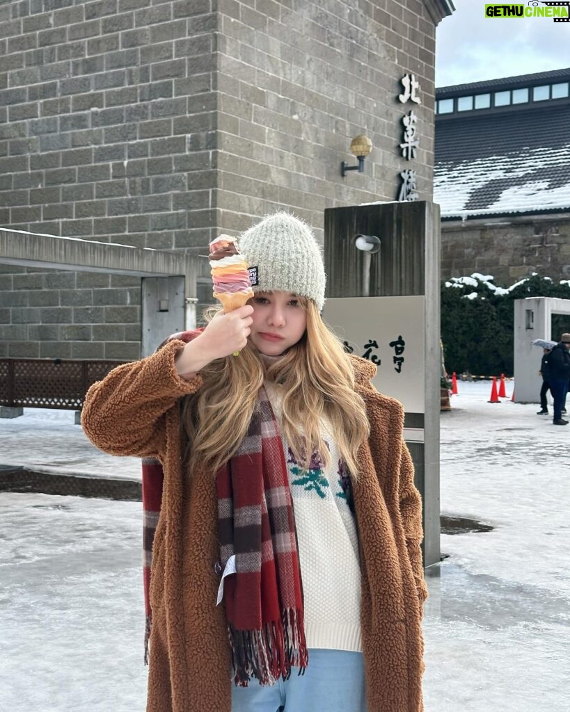 Samantha Melanie Coates Instagram - I'll stop the world and melt with you🍦
