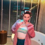 Samantha Melanie Coates Instagram - If you are cooler than me, would that make me hotter than you?🥵😂 ไม่ได้มุสาวาปึ้ง! คำสัญปึ้ง!!💋 #ไหนว่าโสดSAMMY #ไหนว่าโสดLiar #SammySamantha