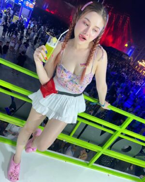 Samantha Melanie Coates Instagram - 💦🔫🌈🎀
#crocs #crocsth