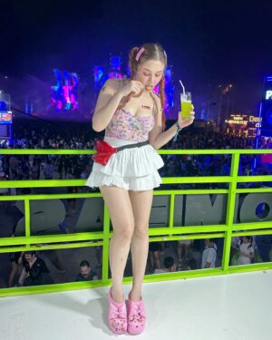 Samantha Melanie Coates Instagram - 💦🔫🌈🎀
#crocs #crocsth