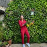 Samantha Vallejo-Nágera Instagram - ¿Quién da más? 1.Jardineando 💐 2.Aperitivo en @casataberna 🍽️ 3.Todos bailando y @rochilaffon pisando la caca de su perro 4. Boda en el pinar de @dehesavalbueno 5. #casateconmigo 💍 6. Tarta perfecta de la hermana de @annaicklocqueneux 7. Lleno de bebés 🐄 8. Carlos concursante de #masterchef1 haciendo prácticas en @casataberna 👨🏻‍🍳 9. Mi pasta preferida 🍝 10. Roscón y su capa favorita ❤️