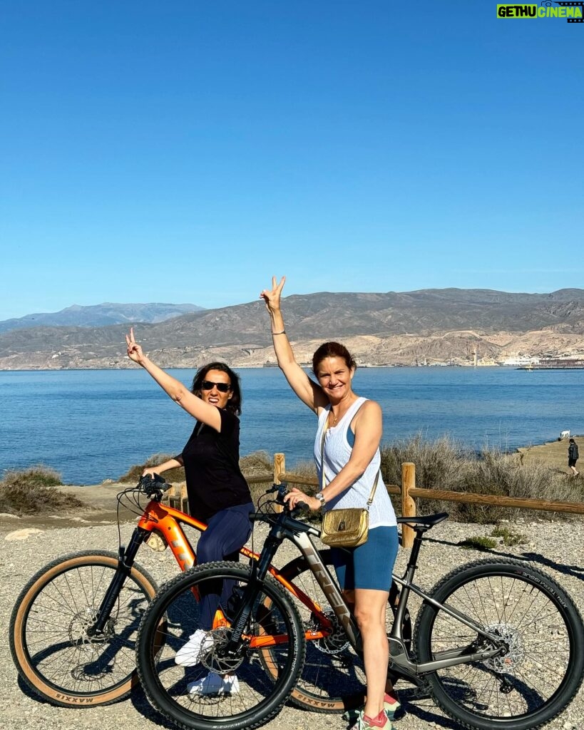 Samantha Vallejo-Nágera Instagram - Vale la pena madrugar y salir a pedalear antes de currar 🍅 #Almeria #casi