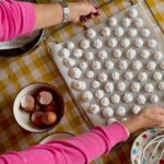 Samantha Vallejo-Nágera Instagram – Es un no parar cada vez que hago el postre favorito de roscón 👑❤️ te dejo los ingredientes de la nueva merienda favorita de los peques 👇🏼

– 8 huevos 
– 200 gr de azúcar 
– una pizca de sal

Hornear por 3hrs a 90 grados