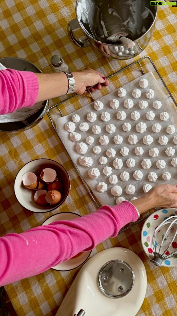 Samantha Vallejo-Nágera Instagram - Es un no parar cada vez que hago el postre favorito de roscón 👑❤️ te dejo los ingredientes de la nueva merienda favorita de los peques 👇🏼 - 8 huevos - 200 gr de azúcar - una pizca de sal Hornear por 3hrs a 90 grados