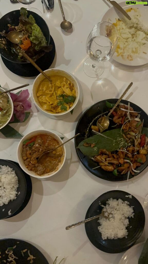 Samantha Vallejo-Nágera Instagram - Comer en el Tailandés de toda la vida @thaigarden_ como siempre no defrauda ⭐️🇹🇭 Un sitio espectacular para comer con amigos y en familia. yo mezcle un poco de todo y ¡me lo pasé bomba! Y con la mejor calidad que puede ofrecer el sello Thai Select. #megustaTailandia #Tailandia #ThaiGastro #thaiselect #ditp #thaitradespain #publi