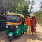 Samantha Vallejo-Nágera Instagram - Jaipur día 2: 1-Casa tajberna 2-We💚tuctuc 3-Siempre con @ceciliabayonasfoto 4-Las mujeres del color 5-Sonido de Jaipur 6-Saliendo del banco 7-Selfie con el peluquero 8-Palak paneer 9-Telares en la calle 10-100% local