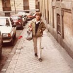 Samantha Vallejo-Nágera Instagram - Mi hermano pequeño @colatenicolas cumple años hoy. Además está noche vuelve a la tele en @bailacomopuedas_tve (estreno hoy 22:45h) Aquí publico una foto suya volviendo del cole que encontramos en un álbum y que me encanta
