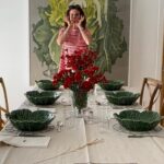 Samantha Vallejo-Nágera Instagram - 🌼🌸🍃 Como me encanta la primavera 🍃🌸🌼 Un mantel bordado a mano en Marsella🇫🇷, claveles mini que le dan el toque de color y una vajilla de lechuga que pega con mi cuadro preferido de casa 🥬🍽️ #gift