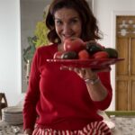 Samantha Vallejo-Nágera Instagram - [Publi] 🍅🤸‍♂️¿Listo para un festival de frescura?🍅🤸‍♂️ Hoy te traigo un tartar de tomate hecho con variedad de tomates @casi_sca que no vas a dejar de hacer en esta primavera 200 gr tomates Casi (Barbastro y Rosa) 25gr de jugo natural de tomate Cucharada mostaza Dijon Un chorrito de salsa Perrins Pizca de sal fina Pizca de orégano Una rama de albahaca picada Un chorrito de salsa picante (a elegir) #CASI #tomatedesabor #foodie #tomatelover #VanguardiaySabor #80aniversario