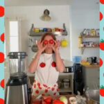 Samantha Vallejo-Nágera Instagram - @companiafantastica ha reeditado su estampado más icónico del que soy absoluta fan, como ves 🍅🍅 Para celebrarlo, voy a hacer el primer gazpacho en casa de la temporada. Quédate y te enseño la receta. Verás qué facil es (y lo guapos que estamos). #fantasticcommunity #fantasticpeople #companiafantastica #gift