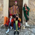Samantha Vallejo-Nágera Instagram - Carnaval en Pedraza ❤️💙💜🖤💛💚🧡🩷🩶🩵🤎 @magdu2 @rochilaffon @vicmabor