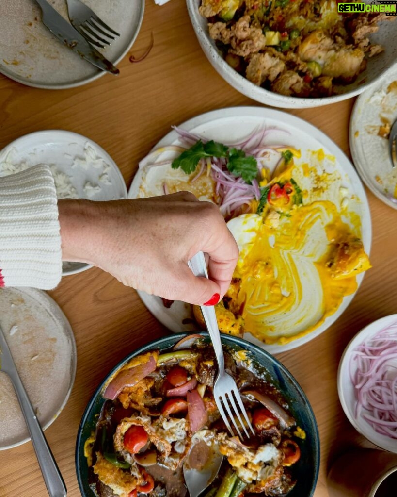 Samantha Vallejo-Nágera Instagram - Anticuchos, sanguchón, lomo saltado, pollito a la brasa... ¡Planazo! Un trozo de 🇵🇪Peru @llamainnmadrid