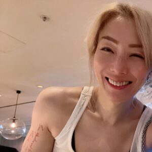 Sammi Cheng Instagram - ❤️❤️❤️❤️
大意的，mi， 在其中一個po, 
手快快兼老花，本來想將自己形容為「高齡婦人」，但誤打成「高齡產婦」。😅 
親愛的歌迷們，不用疑問了。😂
Mi冇秘密生B. 生肌肉就有, 
你睇我手瓜仔起輾。😆💪🏻
#純粹打錯字
#係時候換一副新的老花眼鏡😁