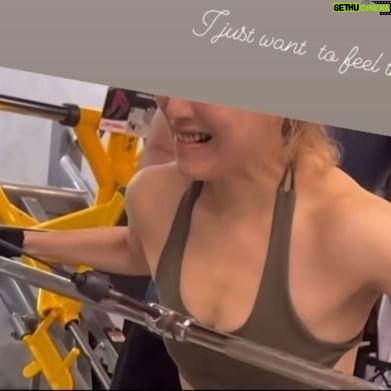 Sammi Cheng Instagram - ❤️❤️❤️❤️ 健身過程，我說話並不多🤐，只想把每滴力都留給健身器材。專注於每一下的動作。感受肌肉炸爆的痛苦。 No pain, no gain. 嗯。 💥 #gym #健身 #fitnessmotivation