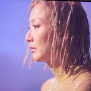 Sammi Cheng Instagram - ♥️♥️♥️
 這是拍攝MV最後的一個鏡頭，我清晰記得當時很多情緒湧上心頭，拍完這個鏡頭，我的眼淚也一直流個不停。
追尋夢想。有苦有樂。🥹

#MV已在youtube可以看到
#MV有兩個版本
#一個正常版跟足歌的長度
#另一個是導演版6分鐘像一部迷你電影非常精彩一定也要看❤️‍🔥