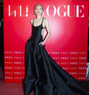 Sammi Cheng Instagram - 🖤🖤🖤🖤🖤
@maisonvalentino #unboxingValentino 
@boucheron #boucheron #dress  #eveninggowns  #blackdress  #black #movie #movies