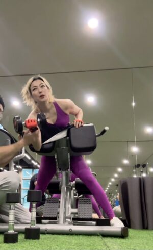 Sammi Cheng Instagram - ♥️♥️♥️
一天一天，進度雖🐢速，但深深感受到正在修復體力和耐力。
還有，做演唱會的信心。😁
#slowprogressbutitsok
#somuchfunintraining
#比起做不到運動我寧可享受運動時的辛苦過程😁
#終於買到紅色健身手套😄
#繼續搜羅紅色健身手套👀
#gymmotivation  #gym  #prepartions