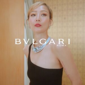 Sammi Cheng Instagram - 🖤🖤🖤🖤
拍攝時，攝影師囑咐我在最後的一個鏡頭，可以隨意擺出一個「屬於自己感覺的pose」。
於是，我就真係毫不客氣，
在最後兩秒的鏡頭做返自己。🤪