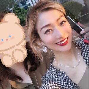 Sammi Cheng Instagram - ♥️♥️♥️♥️
2023年，是一個特別之年. 🦠🤕😷

決定休養之前, 理智地推辭很多工作, 當中也包括一些夢寐以求的工作. 

回頭看, 這是2023年最好的決定.  清空工作壓力，擺低工作的自己, 才能在無人太空徹底休養,  拯救身體.

七個月以來, 健康有高有低…..(尤其是十月中後至十一月底, disaster) 
心境當然也…..有低有高. 📉📈

會過去的. 也過去了. 🌈
像清新雨後陽光.☀️
鎖定七月份演唱會。🥳

#mi在休養期間認真地鑽研了化妝遲吓分享美照🤪