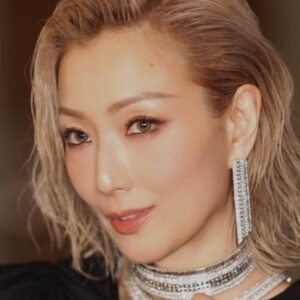 Sammi Cheng Instagram - ❤️❤️❤️❤️
有別以往的妝容。
柔軟一些的感覺。 
髮型也嚐試來點不同。怕悶。
不停發掘。不停想像。
 @boucheron